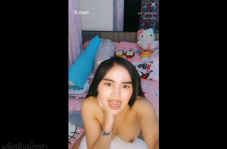 น้องTak แจ๊ะหมีบนโซฟา